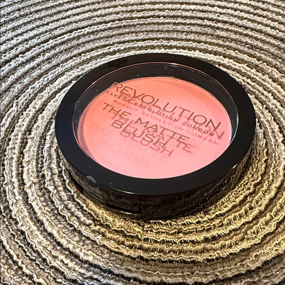 5/$25 Revolution Matte Blush - divine - Picture 1 of 1